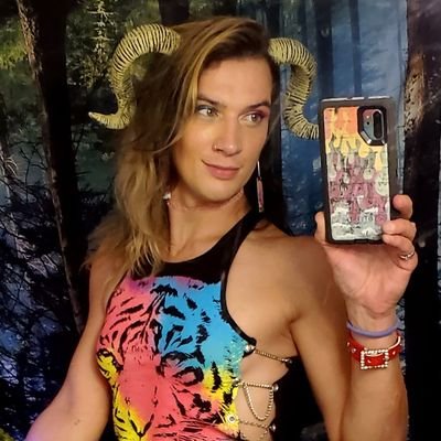 Tranysaurus_Rex's profile picture. 🕹️ Game Artist | 🛹 Skater | 🎸 Bassist
🦖 Real Dinosaur | 🌶️🎥 Performer