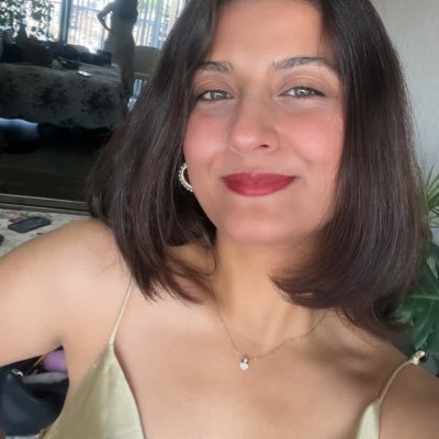 karkrop's profile picture. güneşli günler, sevdiklerim, çiçekler ve prag 🫶