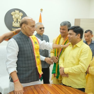 प्रदेश अध्यक्ष, श्री राजपूत करणी सेना, उत्तर प्रदेश पश्चिमी ➡️ मेरा YouTube चैनल देखें https://t.co/Jxti10yNMG