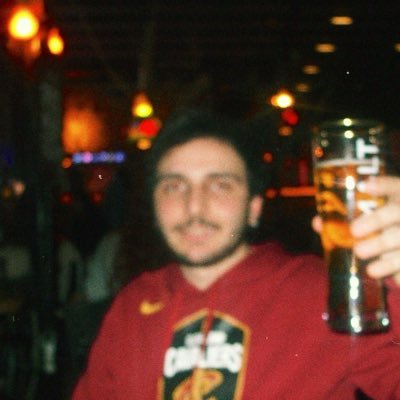 sinefil ama akademik aptal, profesyonel biracı, eski basketçi ve antalyalı / odtülü müziksever, spor takipçisi (hastası), atatürkçü prob kimya mühendisi adayı