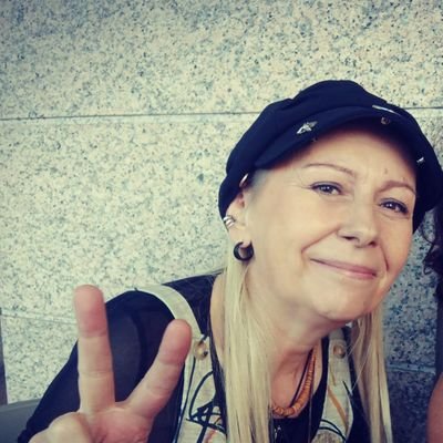 Se puede pero no se quiere.
Madre,clase obrera. Nada diplomática. Galega🔥
*Mejor q ser cobarde es morir por atrevido* @IlegalesRock 💜🔥Levántate y lucha🎸