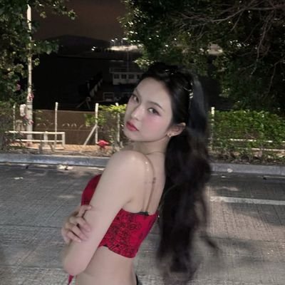 Bukan teka-teki untuk dipecahkan, tapi lagu diam yang hanya terdengar oleh hati yang tenang. Aku bicara lewat diam, mencinta lewat kiasan, dan pergi tanpa suara
