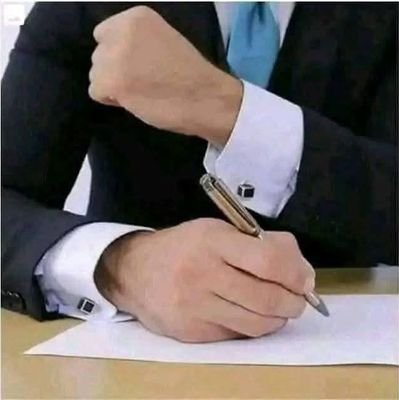 أيُلام من أبقاك بين ضُلوعهِ
وعليكِ من نجم السماءِ يغـارُ