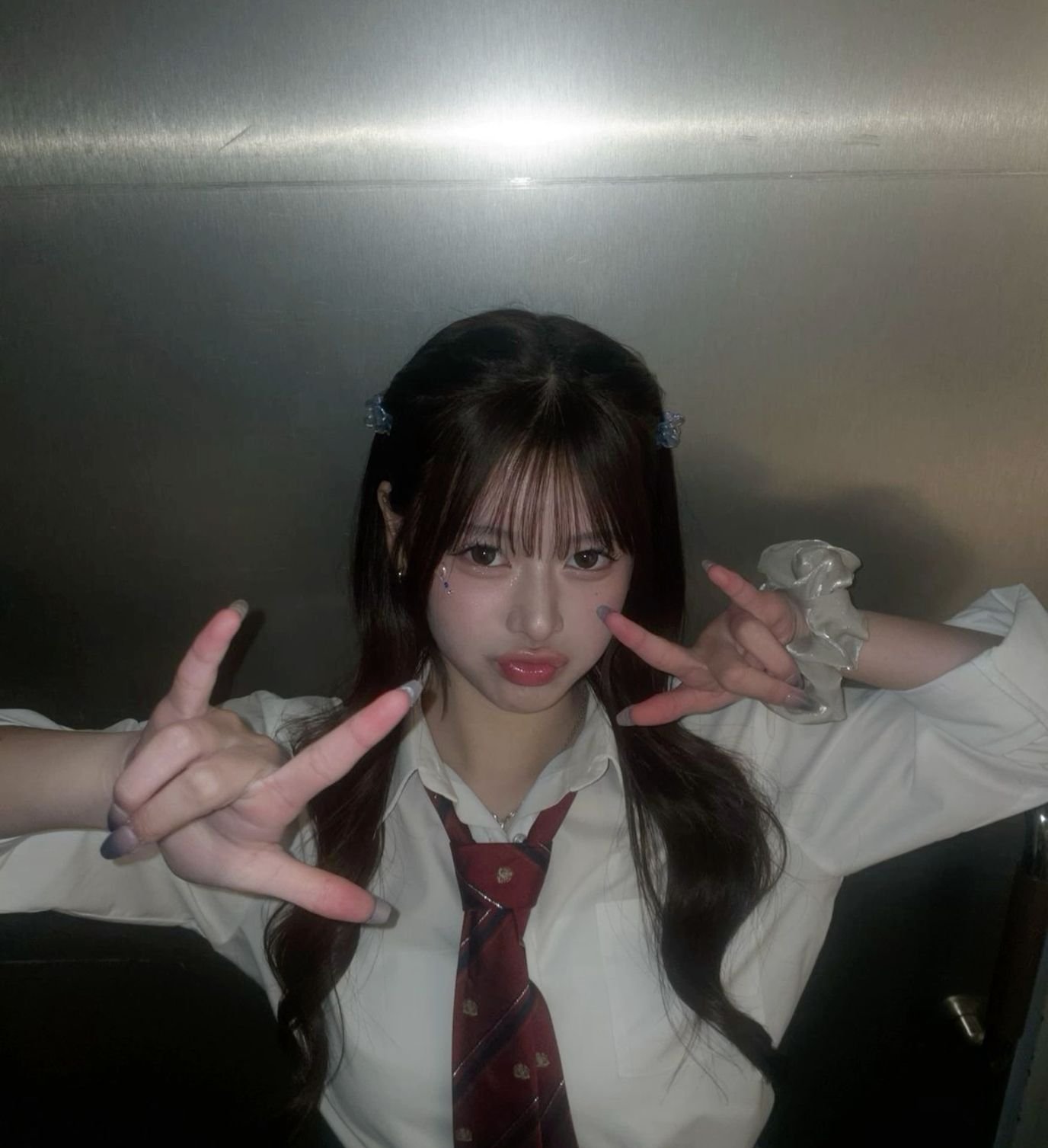 kASPub0IU6ggCzn's profile picture. 輝日東（きびと）大学生の蓮が出会った同じ大学生の「絢辻詞」さんをモデルにした写真集の中身をアップしていく「サムタイム絢辻」|時に日常・時に友だちの彼女たちも登場