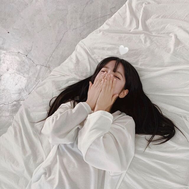 カメラで可愛い写真を撮るのが大好き✨ モデルのお仕事もしてるから、一緒に撮りたいな。これを何とか同人活動に繋げたいと思ってます。