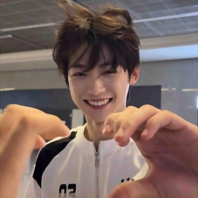 sparklesavvy02's profile picture. Never give up because great things take time  💙