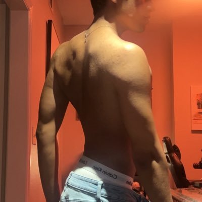 ZackWintour's profile picture. “photographer”/ “model”