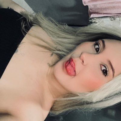 Uma estudante de medicina que não tem mais saúde mental e busca ajuda vendo tretas no tt