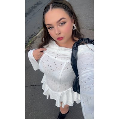 27 year old bratty but nurturing dominatrix 🥰💸 online & RT with trusted subs! •: BANK & PP / Domme for 5+ years 🔥