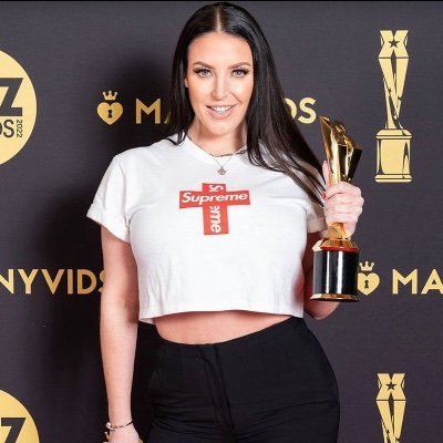 Not the meryl streep of 🌽! currently working on an @angela white cloning device so I can have a threesome with myself 🤍 DMs open!