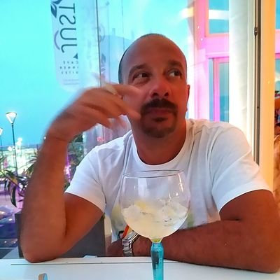 Un uomo qualunque convinto,ora più che mai,che ci sia bisogno di immaginare,di progettare,di costruire,guardando al futuro senza paura.@MovDrinDrin @liberioltre