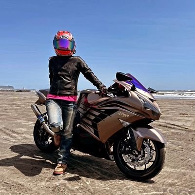 バイク歴は⑩年です☺️
原チャも乗った事なかった女が14R乗ってます。
愛機はZX-14R(KING)とZ125Pro(王子)です♪
永遠の息子チワワ♂いますฅ∪・ω・∪ฅ
スロッターでもあります(*´罒`*)
カバネリが好き💖