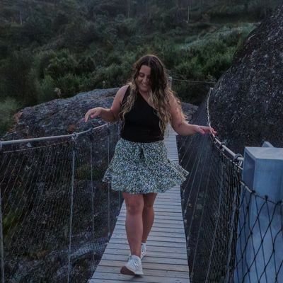 A fingir que tenho tudo sob controlo desde 2005 ✨
Verão, música e algumas crises existenciais 🌅🎶🫠