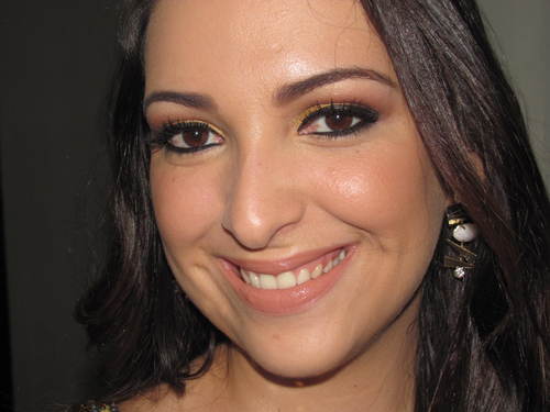 Blog: http://t.co/p9Q7Xgun
Mãe, esposa, filha, irmã, amiga, dançarina do ventre = FELIZ! Adoro makes e as vendo, acessem: