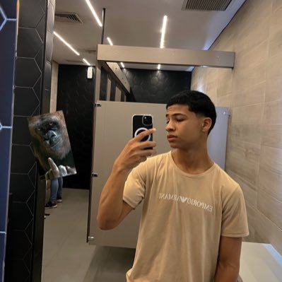 LeeandroPL's profile picture. Conocerás muchas mascaras y pocos rostros.