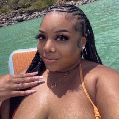 decemberbayy's profile picture. 