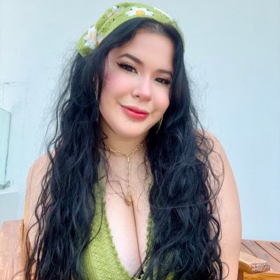 Humana, geek, canto, escribo, hago doblaje y me gusta hacer vídeos. A veces villana, a veces princesa Disney. 🦋☁️