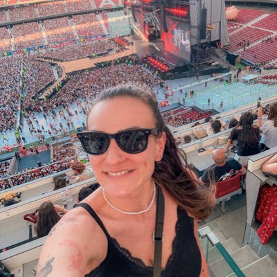 aalexandryaa's profile picture. from 🇸🇰 | Master in 🇬🇧 & 🎨| Gamer 🎮 | Playing with words, colours and life | I love F1 🏎️, music 🎧, anime & manga, wine🍷 and good company 👯‍♀️