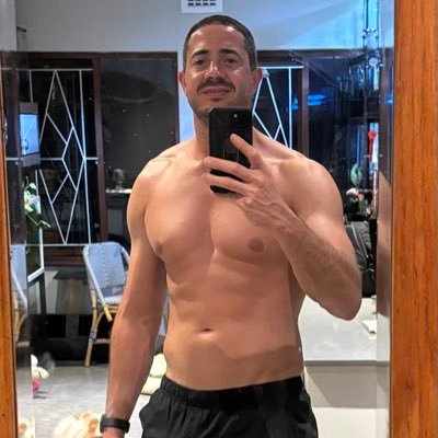 HanekomTobias's profile picture. Just a normal guy with a love for all animals