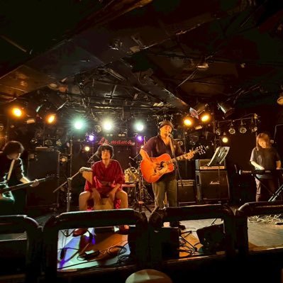 Throwback-241(スロウバックにーよんいち)というアコースティックバンドです。 三浦 U(gt,vo)、佐々木恵里奈(key)、Yvvsvke(ba)、Tecchan_Red(perc)。ゆるーくやっていますし、ゆるーくやっていきます。