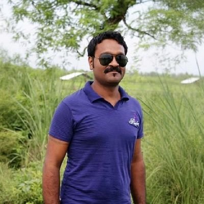 Husband, father and Nationalist
#foodie #Audiophile
जिस धज से कोई मकतल से गया,
वो शान सलामत रहती है.
ये जान तो आनी जानी है,
इस जान की कोई बात नहीं.