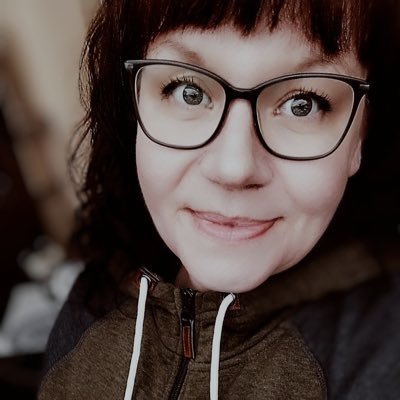 Kock, vänsterpolitiker, feminist, socialist, film- och musikälskare, ägd av två katter.