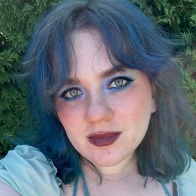 ill lil bi author + playwright 👻 geist + toreador ✨ @pathofnightpod 🥀 wild wicked slip of a girl burning too brightly for this world 🖤 #vamily