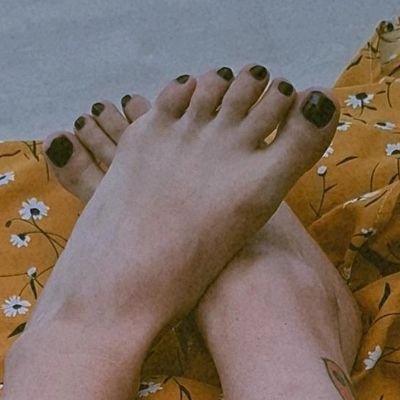 👣 Bienvenido a mi reino de deditos traviesos🔥Piecitos de talla 34. Estos pies no deberían ser legales... pero son adictivos🔞 Contenido personalizado en Of🔥