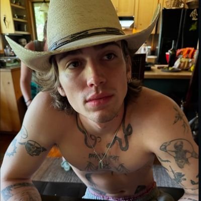 maryy_c37's profile picture. 20y | 🇧🇷 | sp
• apenas por entretenimento✨️

Dizem que os olhos nunca mentem, mas quando a mente é cega, os olhos tornam inúteis.