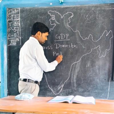 अवन्तिकायां विहितावतारं, मुक्ति प्रदानाय च सज्जनानाम्।
अकालमृत्योः परिरक्षणार्थं, वन्दे महाकाल महासुरेशम्।।
जय महाकाल।।🚩🚩🚩🚩🚩🚩