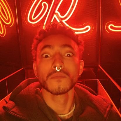 Sociólogo de la UN, mamerto, bailador de tristezas y como cualquier básico amo la bici.