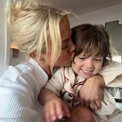 a single mom and very strong military woman who fight for our country God bless American 🇺🇸