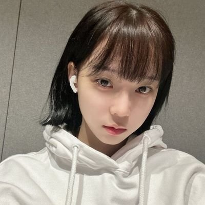 eu gosto de kpop e amo o aespa, namoro as winrina e sou ga(y)mer profissional meio nerd :// meu sonho Ć© ver o rosto da julia minegirl algum dia, bjo te amo