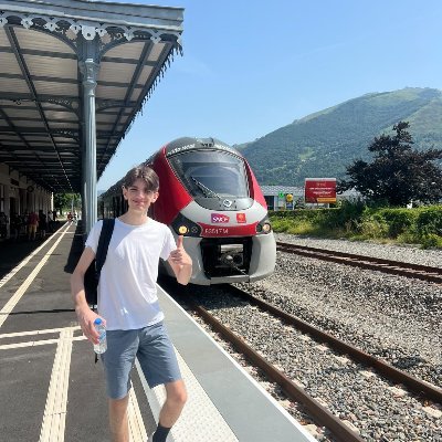 19 ans, zinzinsoumis, ferrogauchiste ✊ 🐢🔻🚄
Militant @fijeunes31