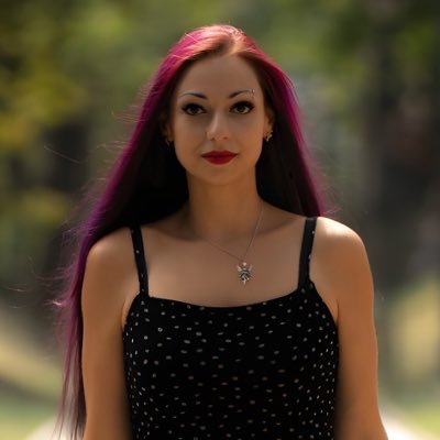 Owner of Artoons Design (custom apparel and accessories), NFT artist on #MultiversX