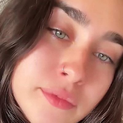 Insta (cryca_carvalho)
Amo cinema, música, esportes, Lua, animais e principalmente pessoas com um bom coração ⚽