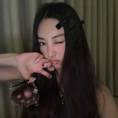 glacieslily's profile picture. “I Speak, Red and White.”   (July, 14)   ❦︎   I have seen roses damaskes, why then my breats are dun?