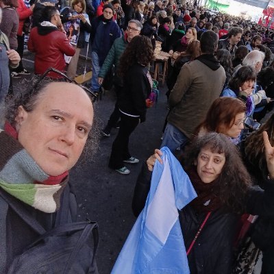 Profesor Nacional de Música, esp. en contrabajo.
Docente nivel secundario y Escuelas de Música de CABA. Compositor, arreglador y productor de LasOtrasMixturas.