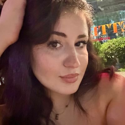 elifadsiz's profile picture. 