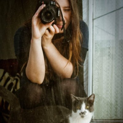 Escribo desde el abismo freelance tech. Profe, dev, diseñadora. Influencer de gatitos por accidente.