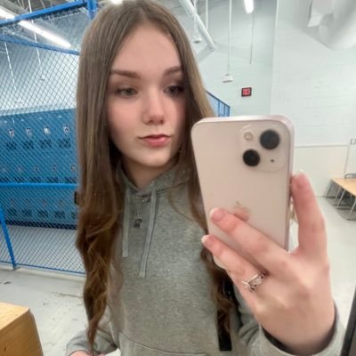 just turned 18 !! horny asf💔💔 new to nsfw(js started lol)😓 hmu for cheap content loves😜😜💕