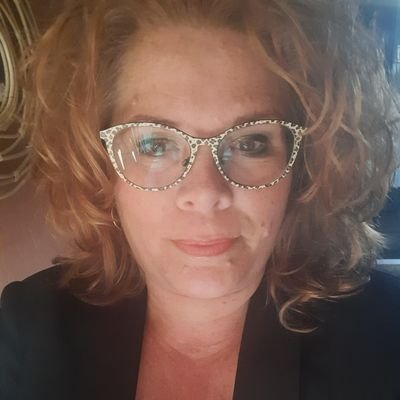 50+ gezellige curvy Hommel😉..Medewerker Uitvaartcentrum...
Leef samen met Berend de kater😻.
Social mens..HSP...Getatoeëerd!😍
muziek 🤘🏻