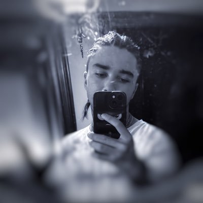 avillafernandez's profile picture. Suscríbete, dale like y activa la campanita😎