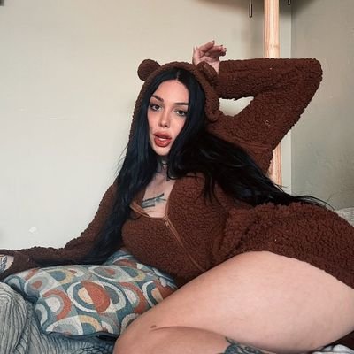 Single, Sweet & A Little Bit Spicy 🌶️💕
I might steal your hoodie… and your heart.
Let’s turn good vibes into great memories. 😘