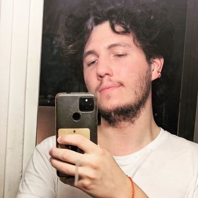 25. Créateur du podcast le plus cool de ta région : @_avisdesastreux 🎙️. Aime beaucoup le cinéma 🎞️, les chats 🐈, et le Chai Latte 🍵