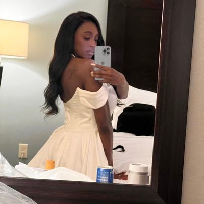 human. TarHeel. sandwich fanatic. aesthete. snack. wife.💍 I take photos and make videos and stuff. IG: @siashot_it