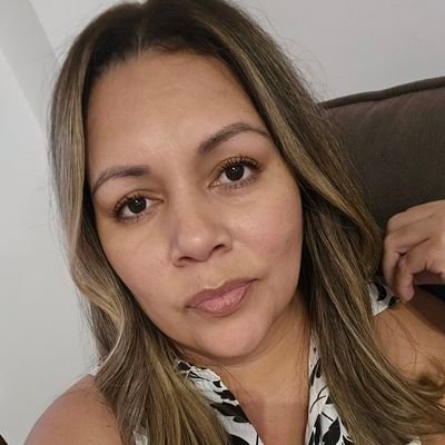 Soy una mujer resiliente, esforzada y decidida a vivir una vida cómoda y con propósitos. Ayudo a mujeres a realzar su belleza y ganar dinero com Farmasi.