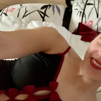 Créatice de #charme mariée #mym (abo gratuit 💋💋) qui aime la #lingerie, l’#exhib, le #sex et l’#anal | https://t.co/qonsmTbQZb