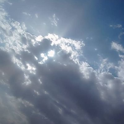 لقد تعبتُ من البحث عن مبررات لوجودي، وكأنني أحتاج إلى سبب لأتنفس. كل صباح يبدو وكأنه يعيد نفس السؤال: لماذا أستمر؟ وكل مساء يعيد نفس الإجابة الصامتة..