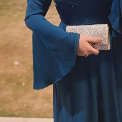 كُل ماتلمِسه النسّاء يُصبح جميلاً
حتّى آثار حُمرتهن
على طَرف فنجان القَهوة ،
فَنّ.🍒